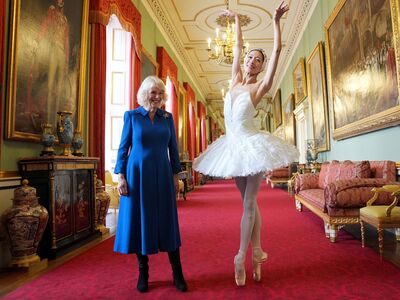 英卡蜜拉王后賞芭蕾　別上梵克雅寶舞伶胸針完美呼應