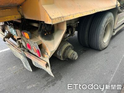 曳引車開快速道路2輪胎「高速彈跳翻滾」　2車閃不過撞成一團