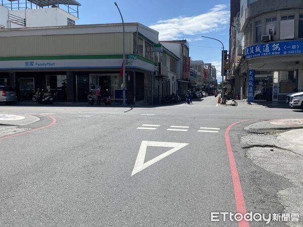 ▲遇「停」字標誌怎麼做？警方：速度歸零、確認左右安全再前行。（圖／記者楊晨東翻攝）