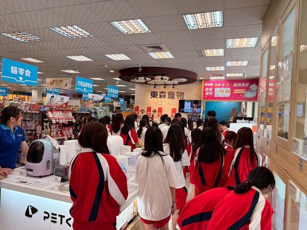 啟英高中參訪東森寵物。（圖／東森寵物提供）
