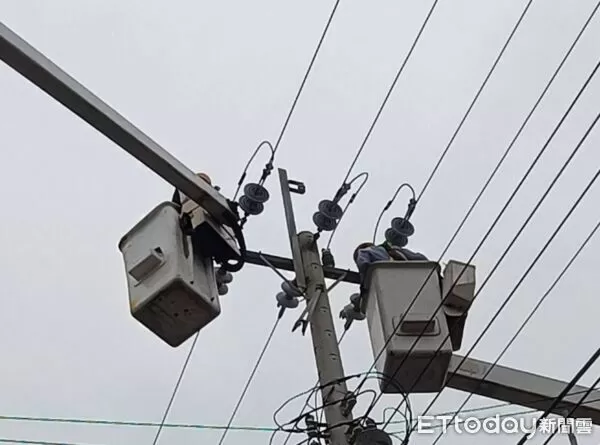 ▲鳳凰颱風來襲，雲林沿海強風不斷，台電人員冒雨搶修受損電線，力拼復電進度。（圖／台電雲林區提供）