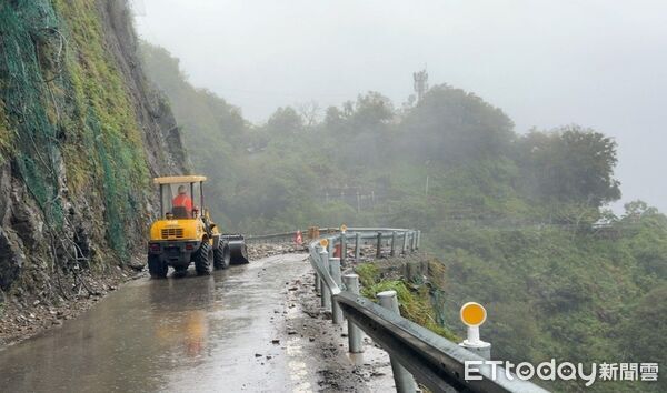 ▲▼中橫公路台8線157.7k豁然亭路段遭落石阻斷。（圖／公路局提供）