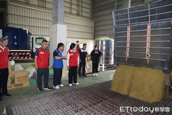 ▲立委張嘉郡陪同縣長張麗善巡視菜區，與農民寒暄、了解菜價與搶收進度。（圖／記者游瓊華翻攝）