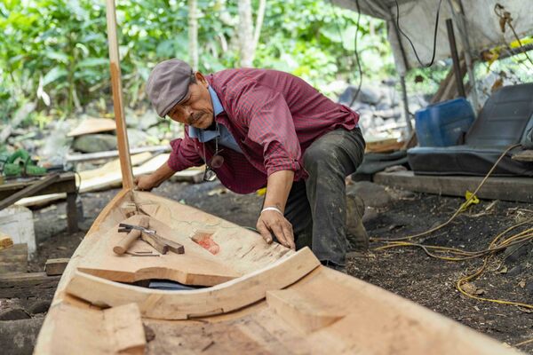 ▲《大海浮夢》紀錄夏曼・藍波安與兒子歷經517天潛水、伐木、造舟與出海的壯闊旅程。（圖／目宿媒體提供）