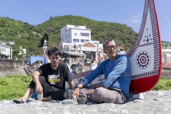 ▲《大海浮夢》紀錄夏曼・藍波安與兒子歷經517天潛水、伐木、造舟與出海的壯闊旅程。（圖／目宿媒體提供）