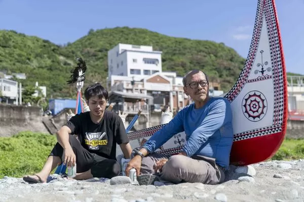 ▲《大海浮夢》紀錄夏曼・藍波安與兒子歷經517天潛水、伐木、造舟與出海的壯闊旅程。（圖／目宿媒體提供）