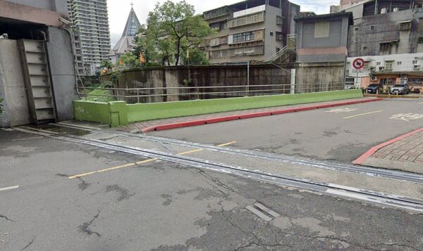 ▲台鍊橋陸閘11／17軌道更新施工。（圖／新北市水利局提供）