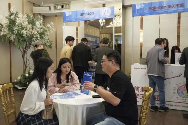 ▲今(114)年新北電商學院提供「電商培訓系列課程」、進階專案輔導」「電商諮詢輔導」及「國際商機媒合會」4大服務，共295家企業及逾1900人次參與。（圖／IEAT提供）