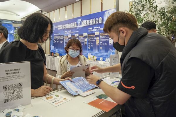 ▲多家電商平台與服務商現場提供帳戶健檢與行銷諮詢，吸引業者熱烈參與。（圖／IEAT提供）