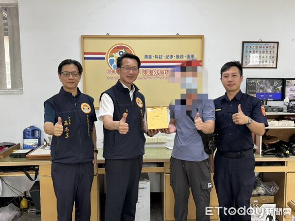 ▲警察局長甘炎民到東港警分局頒獎逮獲車手有功員警。（圖／記者陳崑福翻攝）