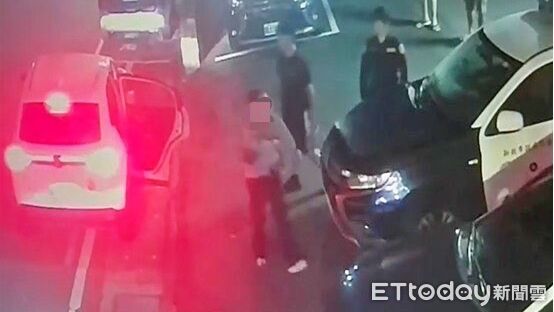 ▲母抱抽搐男嬰衝交通隊求救。（圖／記者郭世賢翻攝）