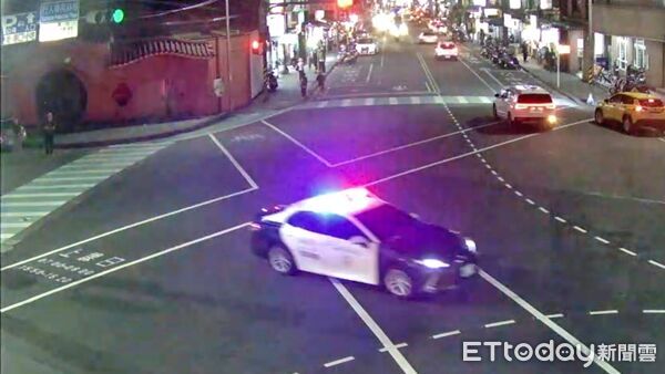 ▲母抱抽搐男嬰衝交通隊求救。（圖／記者郭世賢翻攝）