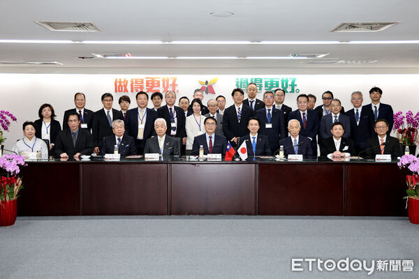 ▲日本山形市長佐藤孝弘率團拜會台南市長黃偉哲，雙方重申深化兩市情誼的共識。（記者林東良翻攝，下同）