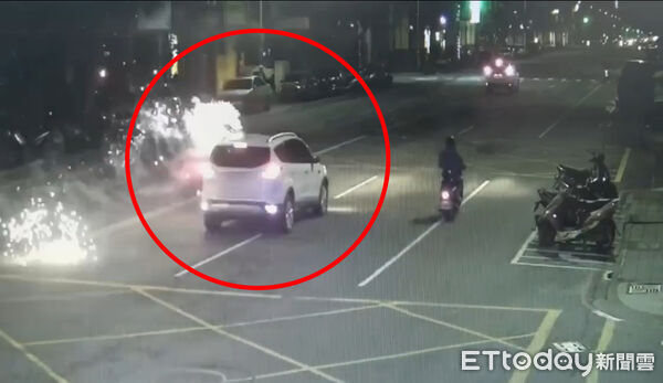 ▲▼高雄驚見「移動炮台」！小客車沿路狂炸鞭炮　離譜畫面曝光。（圖／記者賴文萱翻攝）