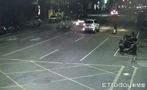 ▲▼高雄驚見「移動炮台」！小客車沿路狂炸鞭炮　離譜畫面曝光。（圖／記者賴文萱翻攝）