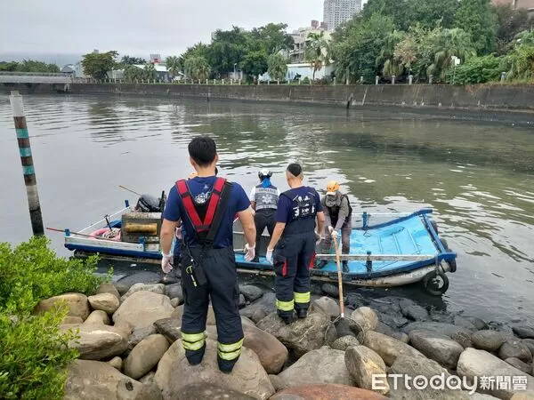 ▲▼高姓老翁因撿拾鑰匙，不慎失足滑落至河道邊坡，雙腳深陷泥土中，無法動彈而受困。（圖／記者吳世龍翻攝）