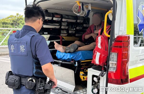 ▲▼高姓老翁因撿拾鑰匙，不慎失足滑落至河道邊坡，雙腳深陷泥土中，無法動彈而受困。（圖／記者吳世龍翻攝）