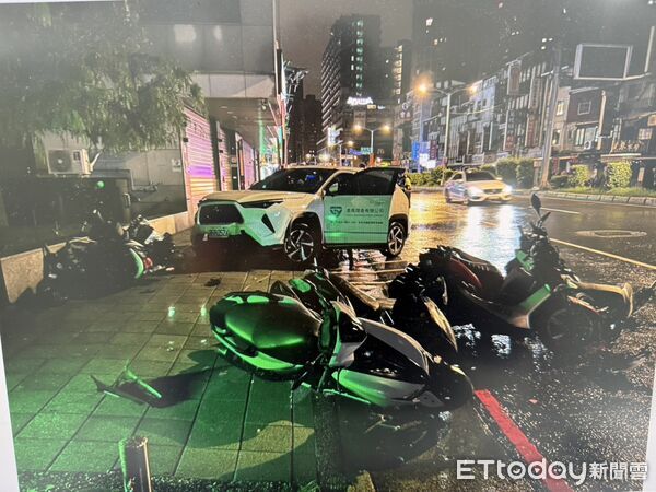 ▲楊男疑似疲勞駕駛，擦撞路旁機車衝上人行道才停下。（圖／記者陸運陞翻攝）