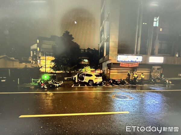 ▲楊男疑似疲勞駕駛，擦撞路旁機車衝上人行道才停下。（圖／記者陸運陞翻攝）