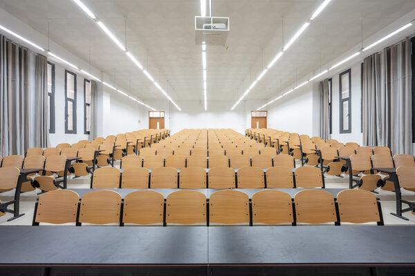 ▲▼ 教室,大學教室,桌椅,上課。（示意圖／VCG）