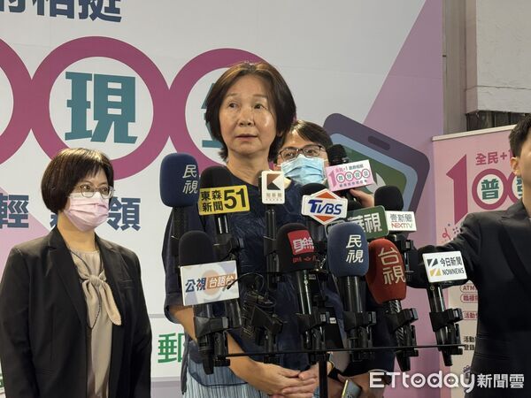 ▲▼郵局11月24日起開放臨櫃領取普發1萬元，首周採單雙號分流。（圖／記者李姿慧攝）