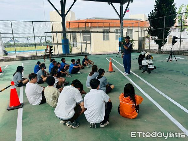 ▲台南市教育局推動「校園機車安全宣教計畫」，學生透過模擬操作學習防禦駕駛觀念。（記者林東良翻攝，下同）
