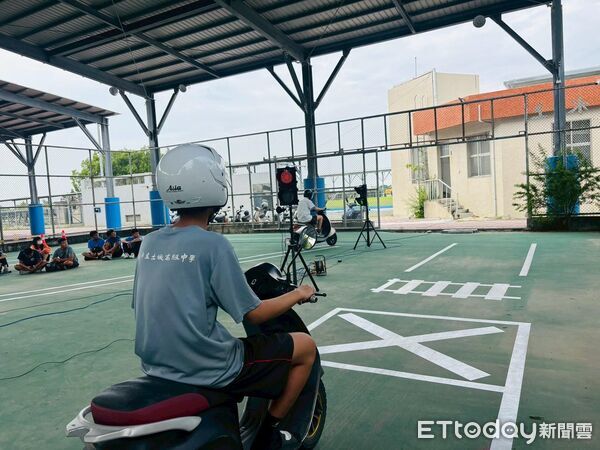 ▲台南市教育局推動「校園機車安全宣教計畫」，學生透過模擬操作學習防禦駕駛觀念。（記者林東良翻攝，下同）