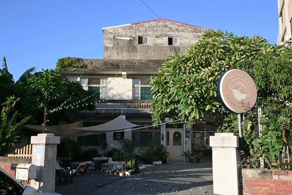 ▲▼鹿港老屋改建「大手咖啡」。（圖／部落客水晶提供）