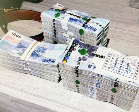 ▲桃園檢警破獲誆稱知名建設公司董事之子范姓男子，在其宜蘭縣居住所起出上百萬元贓款等證物。（圖／桃園地檢署提供）