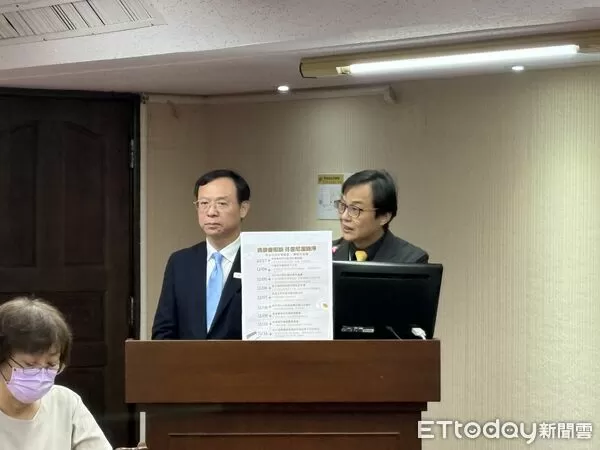 ▲▼衛福部長石崇良（左）與食藥署長姜至剛（右）回應芬普尼雞蛋問題。（圖／記者洪巧藍攝）