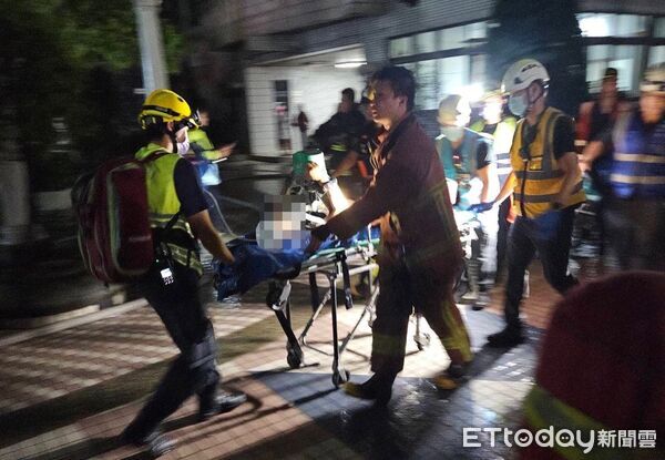 ▲▼八里火警孫婦被救出送醫             。（圖／民眾提供）