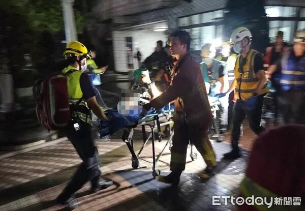 ▲▼八里火警孫婦被救出送醫             。（圖／民眾提供）