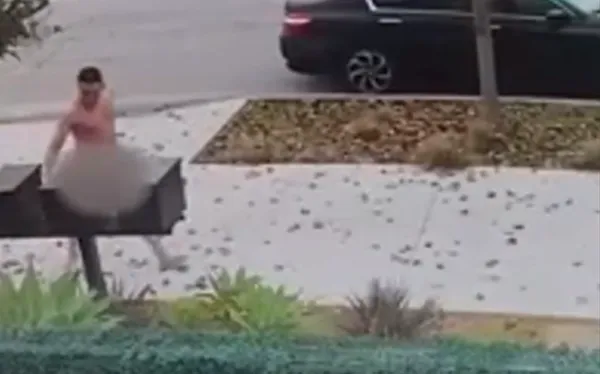 女鄰居在家遭裸男攻擊　79歲翁被摔「雙腿骨折」驚險搶槍斃惡徒。（圖／翻攝自X）