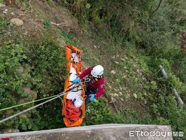▲台南市消防局第二大隊於虎頭山舉行山域救援訓練，模擬民眾登山失聯情境。（記者林東良翻攝，下同）