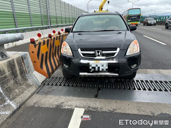 ▲太離譜！曳引車開快速道路輪胎噴飛　2車撞一團險釀大禍。（圖／記者游瓊華翻攝）
