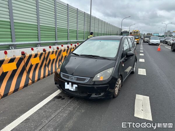 ▲太離譜！曳引車開快速道路輪胎噴飛　2車撞一團險釀大禍。（圖／記者游瓊華翻攝）