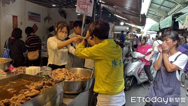 ▲陳亭妃登記市長初選後首場行動走入安南果菜市場，與攤商、市民握手寒暄。（記者林東良翻攝，下同）