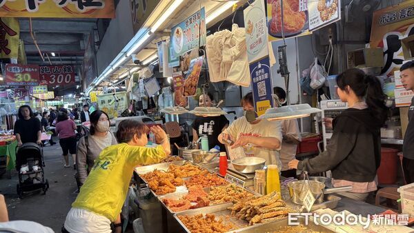 ▲陳亭妃登記市長初選後首場行動走入安南果菜市場，與攤商、市民握手寒暄。（記者林東良翻攝，下同）