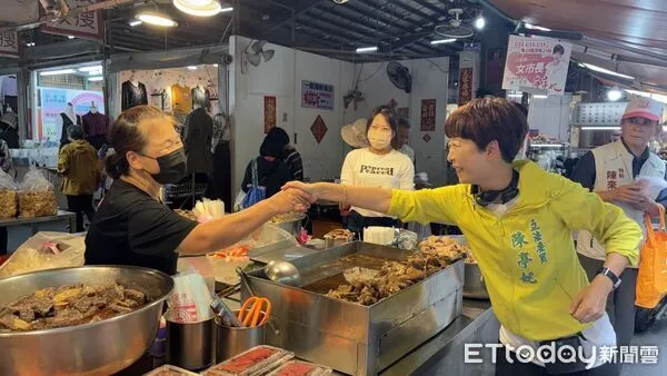 ▲陳亭妃登記市長初選後首場行動走入安南果菜市場，與攤商、市民握手寒暄。（記者林東良翻攝，下同）