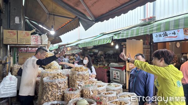 ▲陳亭妃登記市長初選後首場行動走入安南果菜市場，與攤商、市民握手寒暄。（記者林東良翻攝，下同）