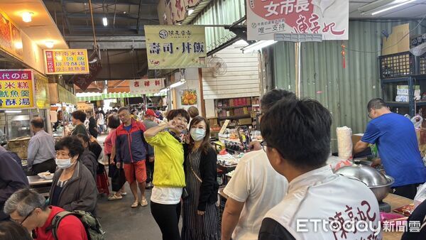 ▲陳亭妃登記市長初選後首場行動走入安南果菜市場，與攤商、市民握手寒暄。（記者林東良翻攝，下同）