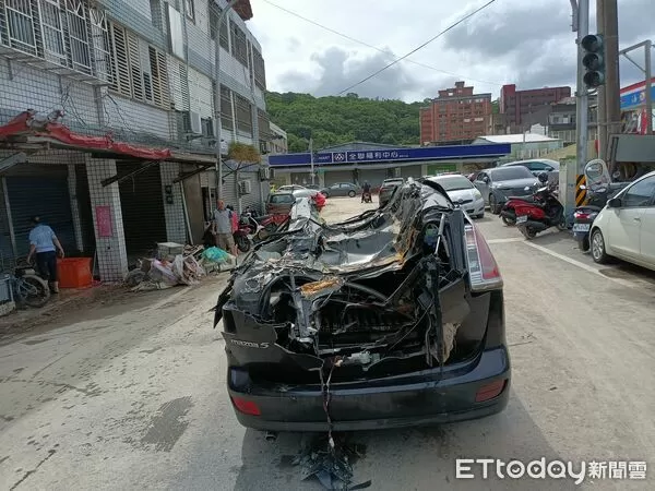 ▲▼被涉水救災的AAV7兩棲突擊車輾過黑色馬自達與白色瑞典坦克。（圖／記者游芳翻攝，下同）