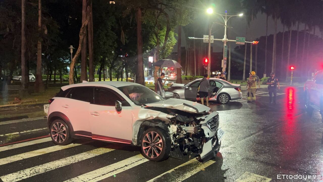 快訊/台南凌晨2轎車相撞 5人送醫
