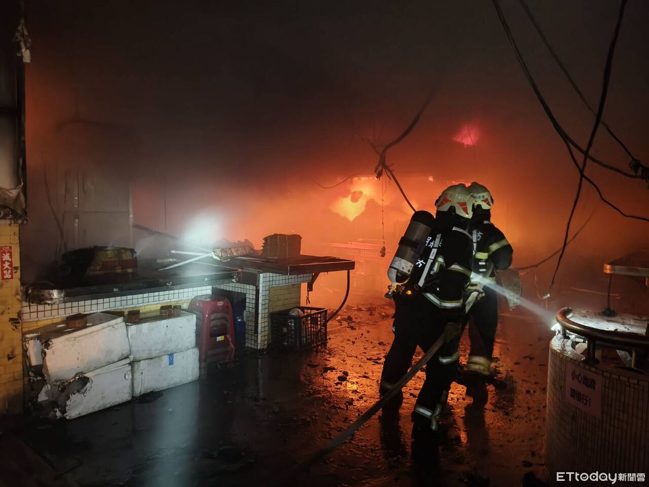 馬公北辰市場凌晨火警 6攤位燒毀焦黑慘況曝