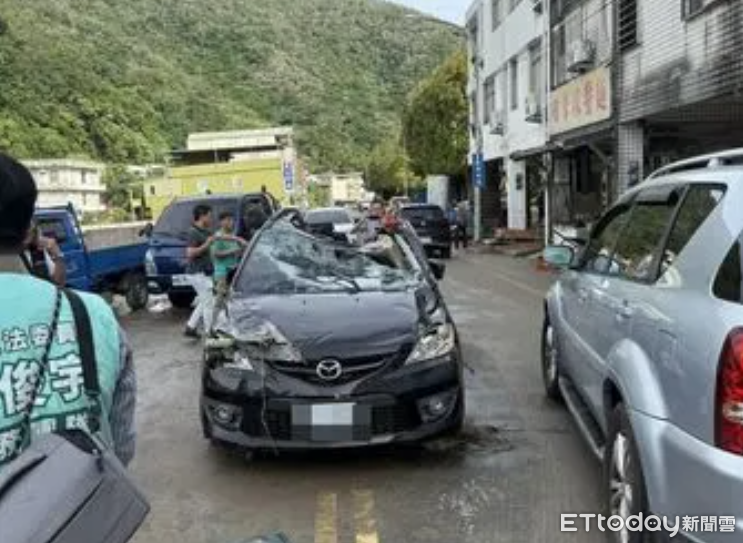 ▲宜蘭暴雨遭軍用車輾壞的車款為Volvo V60、Mazda 5。（圖／記者游芳男攝，以下同）