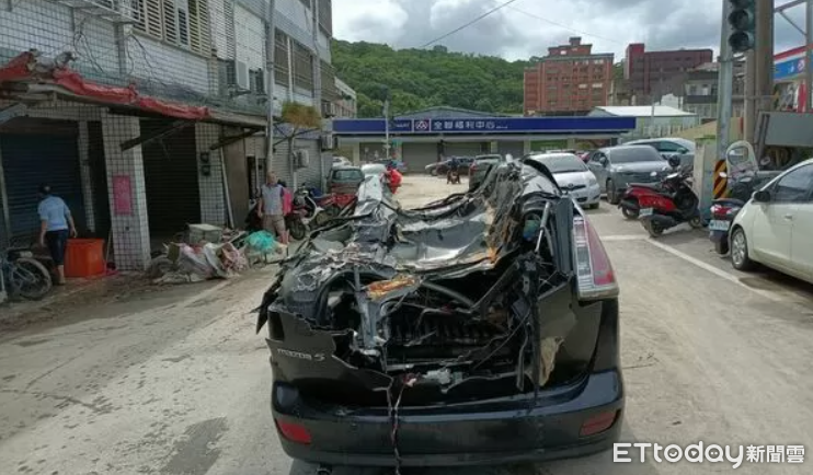 ▲宜蘭暴雨遭軍用車輾壞的車款為Volvo V60、Mazda 5。（圖／記者游芳男攝，以下同）