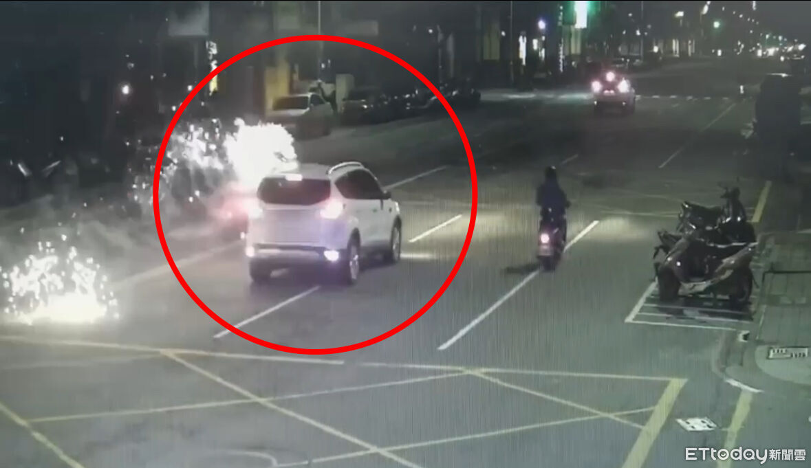 高雄驚見「移動炮台」小客車沿路狂炸鞭炮 離譜畫面曝光