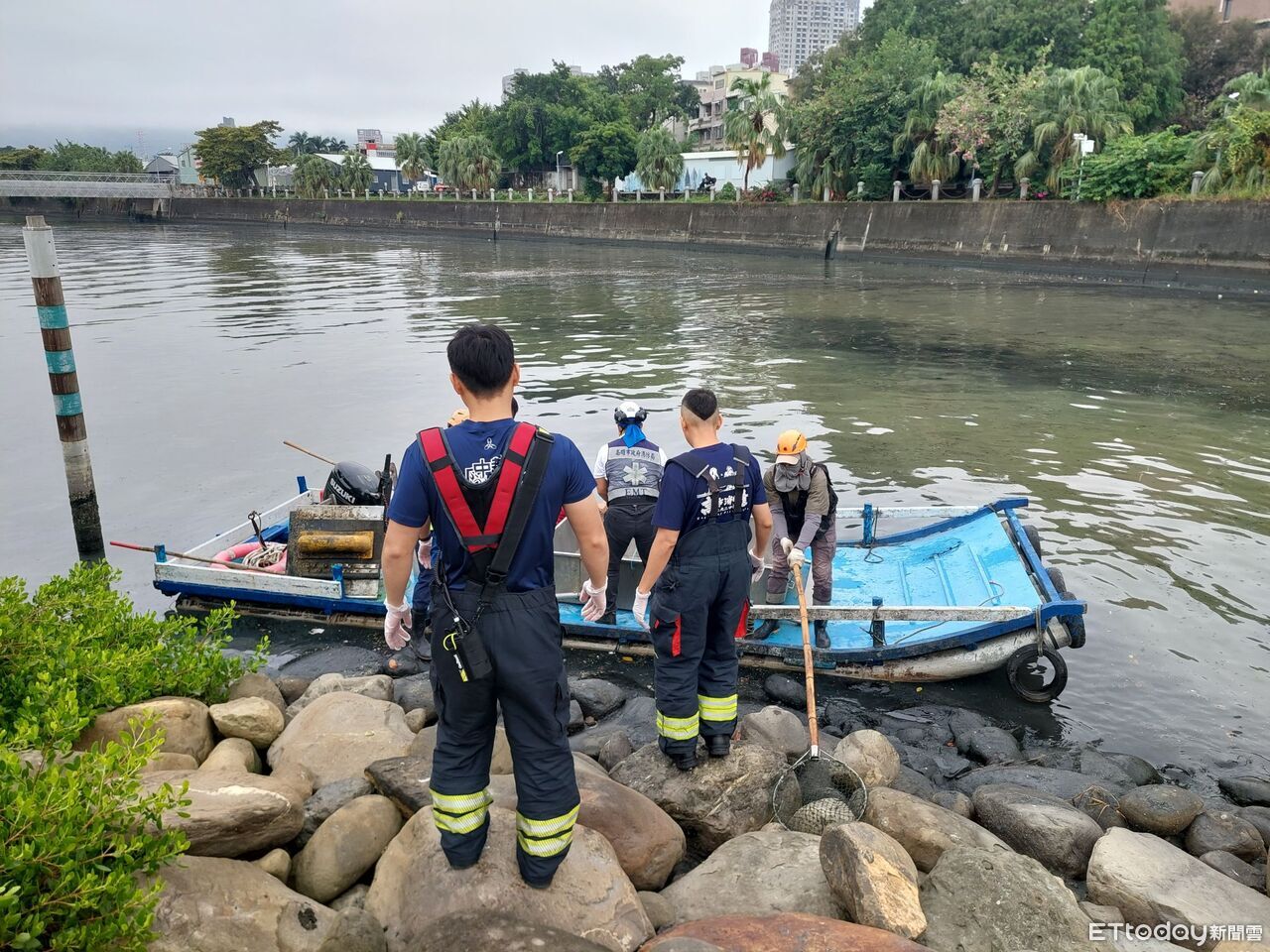 快訊/高雄男撿鑰匙跌進愛河...雙腳插泥中受困 警消急救援