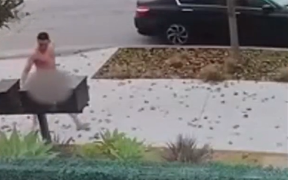 女鄰居在家遭裸男攻擊 79歲翁被摔「雙腿骨折」驚險搶槍斃惡徒