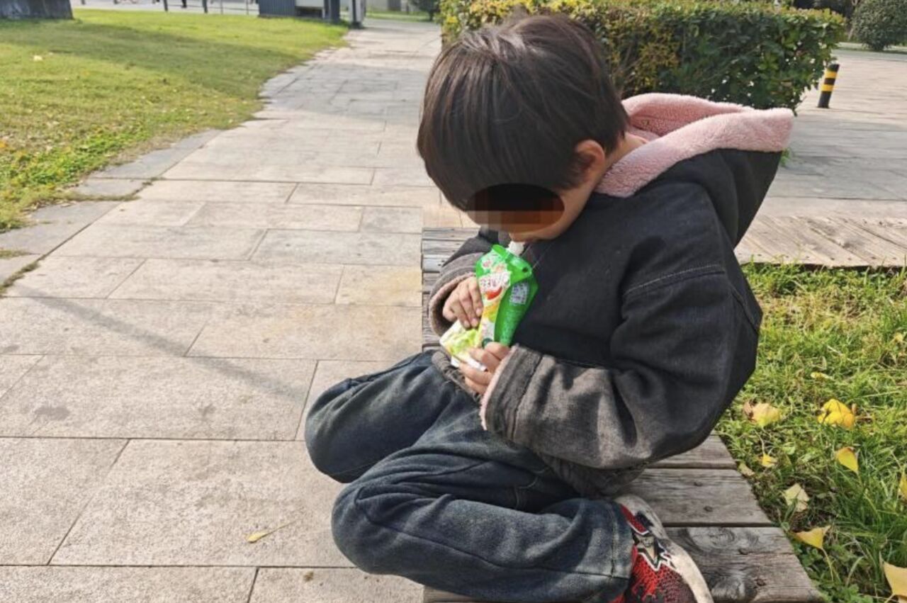 心疼!西安8歲女童喪母靠流浪撿食 聽到可以上學激動蹦跳